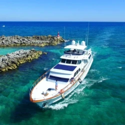 Luxury Hatteras 80 Yacht Charter Cancun
