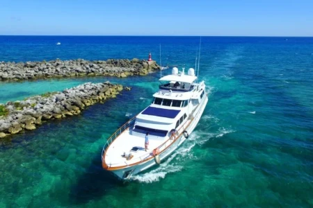 Luxury Hatteras 80 Yacht Charter Cancun