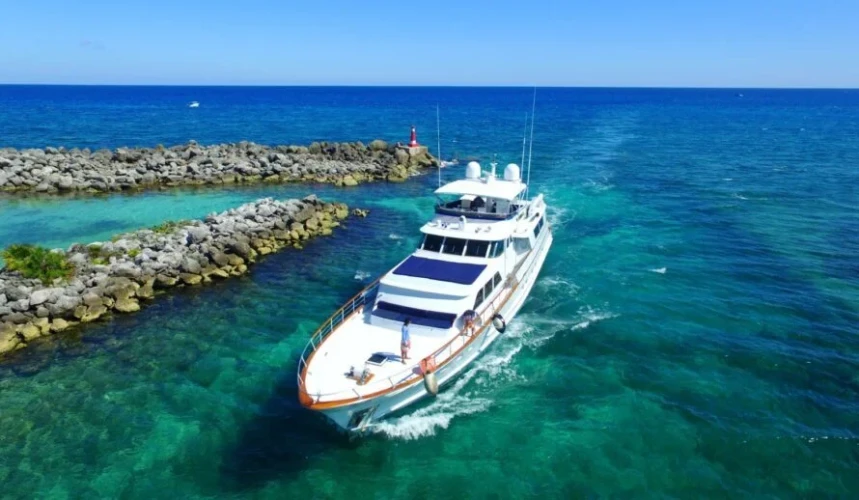 Luxury Hatteras 80 Yacht Charter Cancun