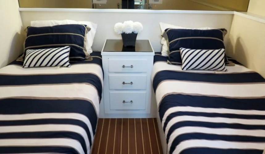 Luxury Hatteras 80 Yacht Charter Cancun