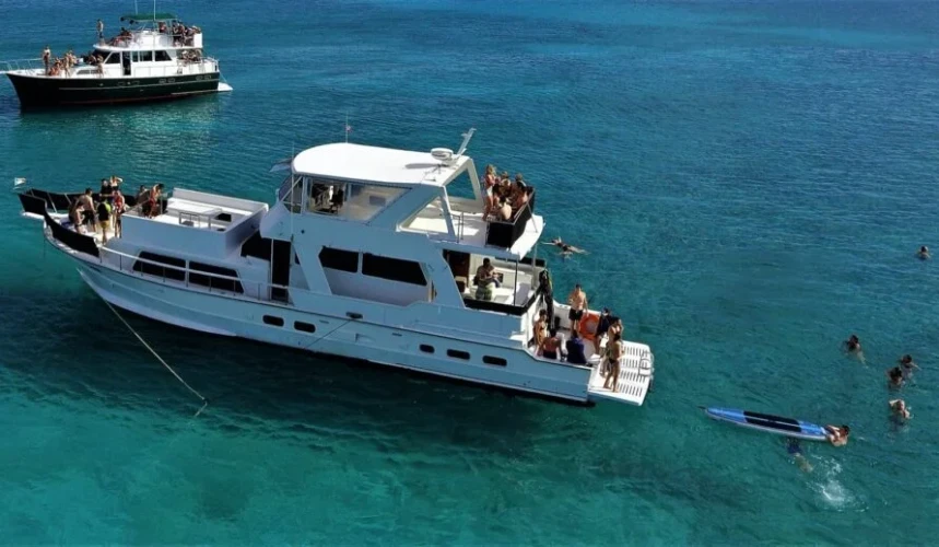 Luxury Hatteras 75ft Yacht Charter Cancun