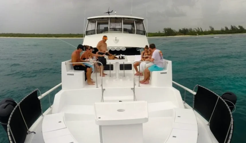 Luxury Hatteras 75ft Yacht Charter Cancun
